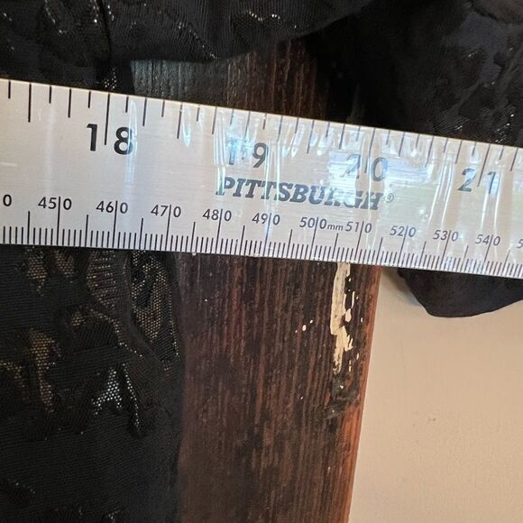 Vera Wang Simply Vera size Medium Metallic jacquard blouse. Size M. - Picture 8 of 8